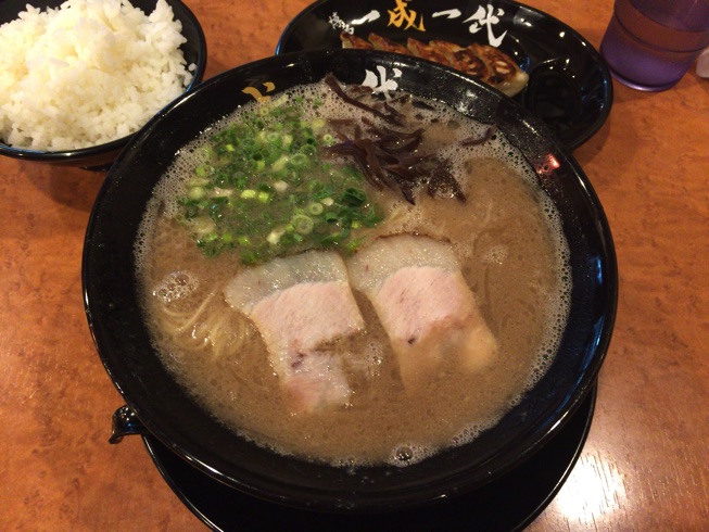 【博多一成一代】の特濃豚骨スープを味わいました。