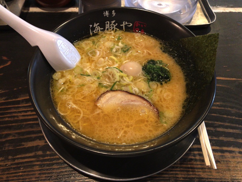 【博多海豚や 大橋店】注目の醤油豚骨ラーメンを味わう
