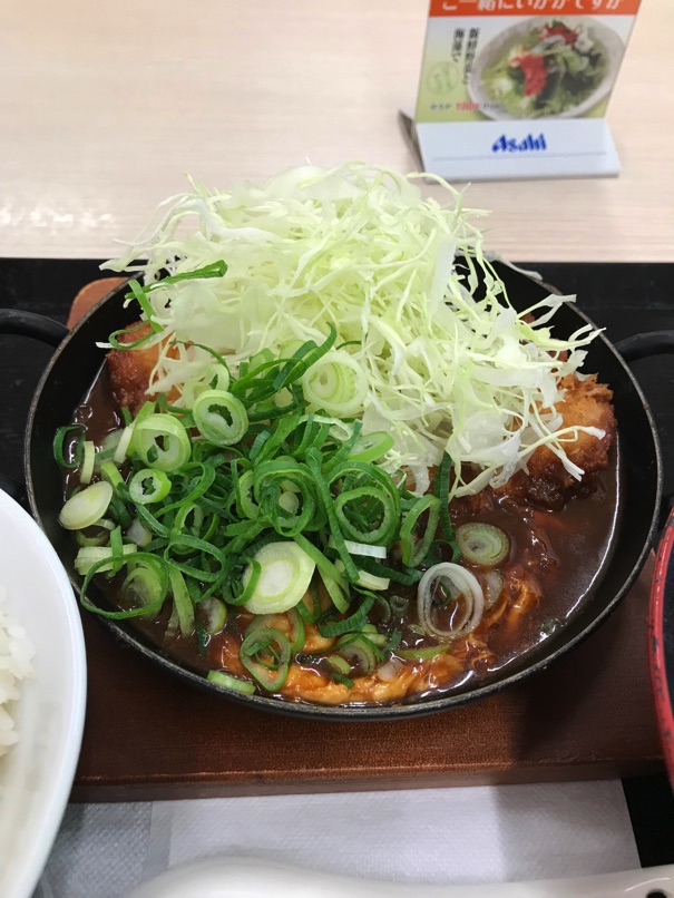 【かつや】青ネギ味噌カツ鍋定食 八丁味噌スープで煮込んだトンカツが柔らか汁だく！